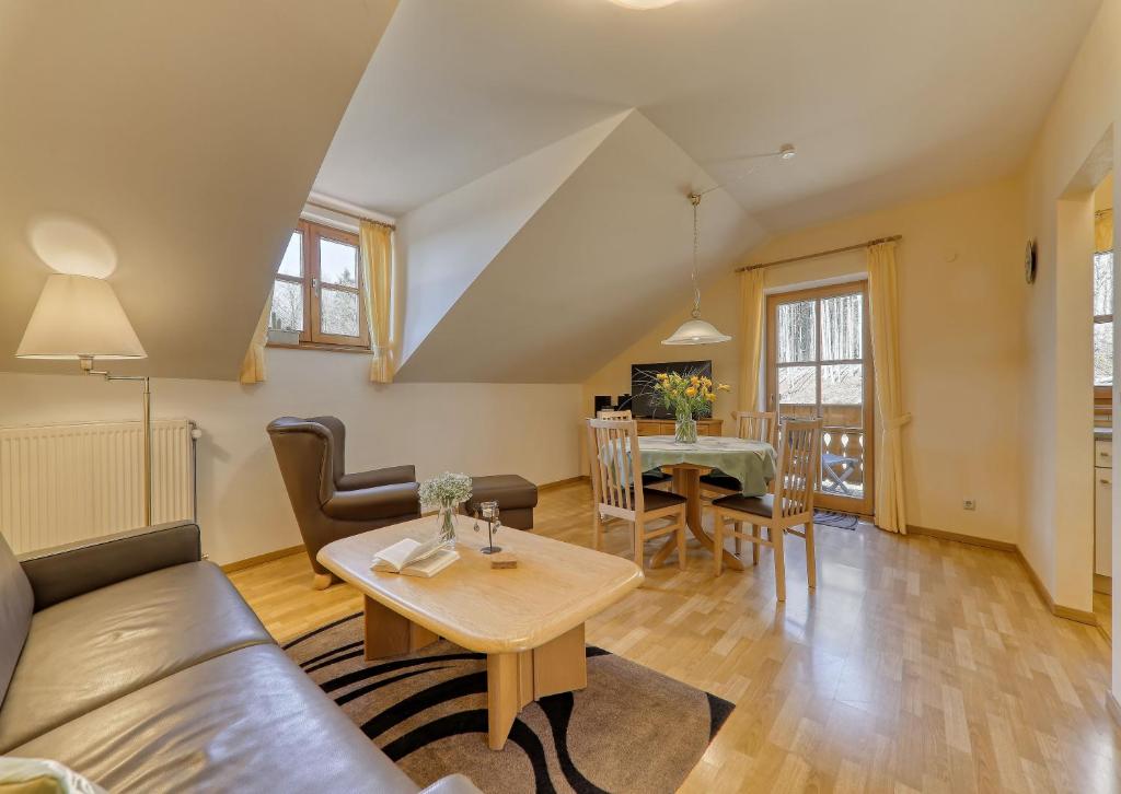 un salon avec un canapé et une table dans l'établissement Wohnung Rachel, à Spiegelau