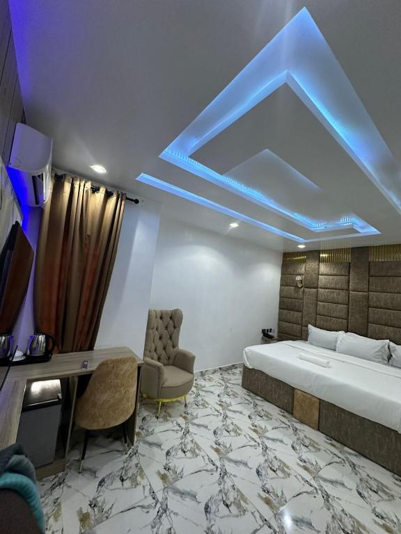 Postel nebo postele na pokoji v ubytování Mega Cloud Hotel And Suites