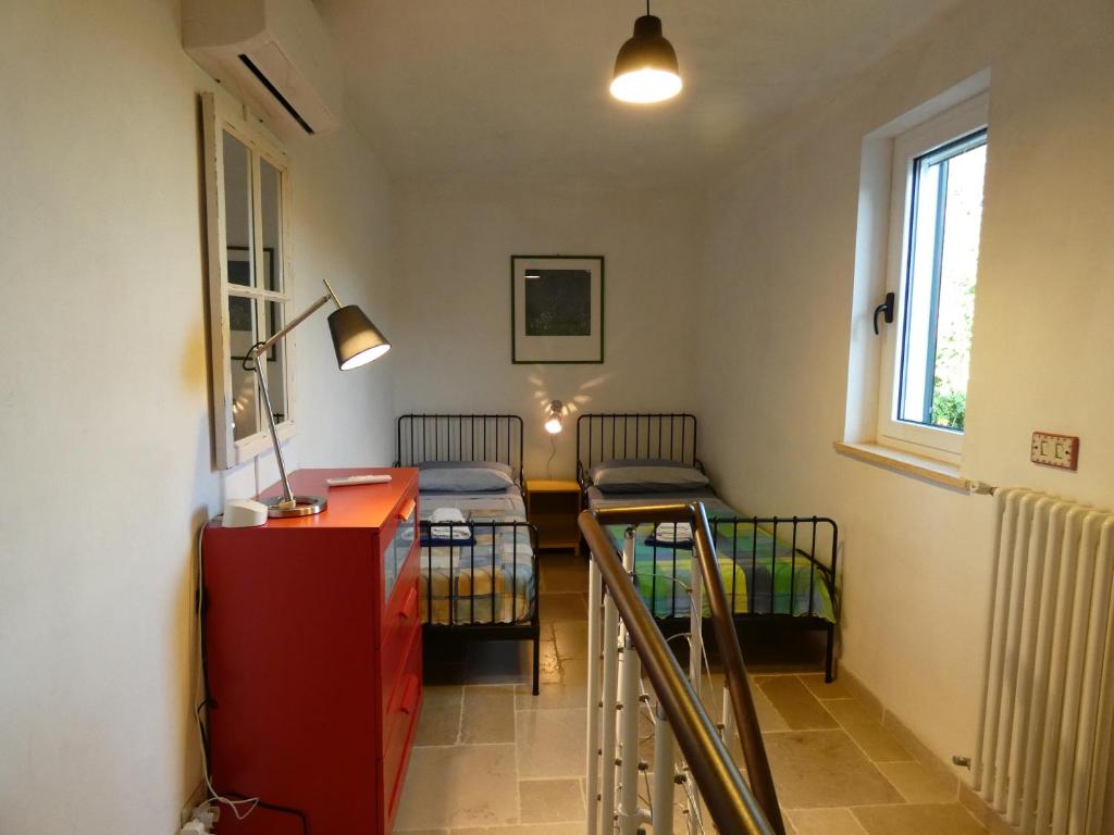 pokój z dwoma łóżkami piętrowymi i stołem w obiekcie Villa Miccoli apartments w mieście Ceglie Messapica