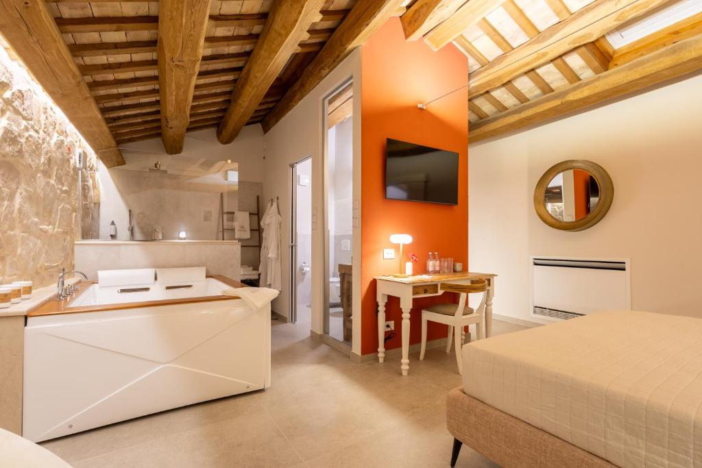 TV a/nebo společenská místnost v ubytování Palazzo Anelli - Rooms & Relax