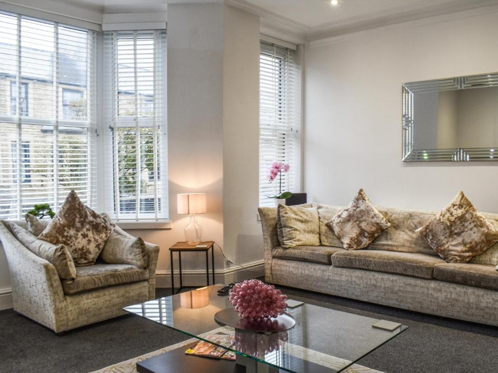 una sala de estar con un sofá y una mesa en Bay View, en Morecambe