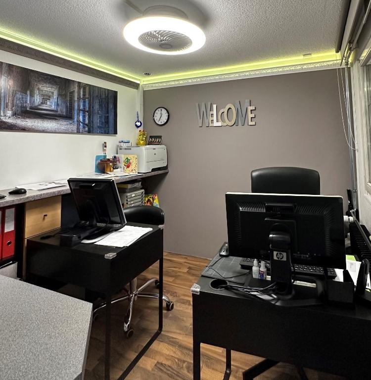 TV a/nebo společenská místnost v ubytování Hotel Rheinfall
