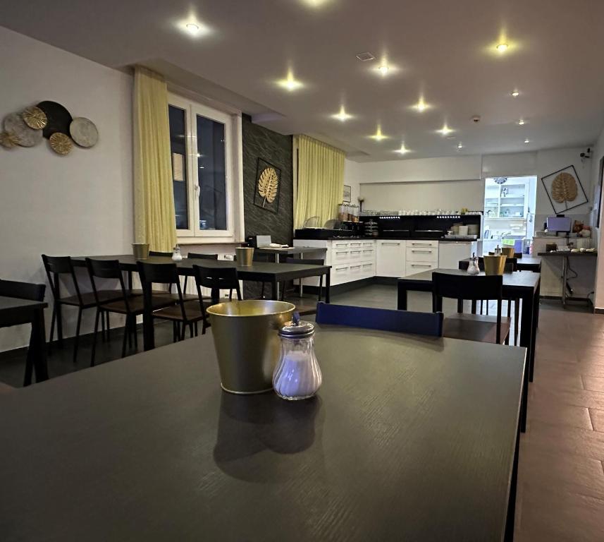 Kuchyň nebo kuchyňský kout v ubytování Hotel Rheinfall