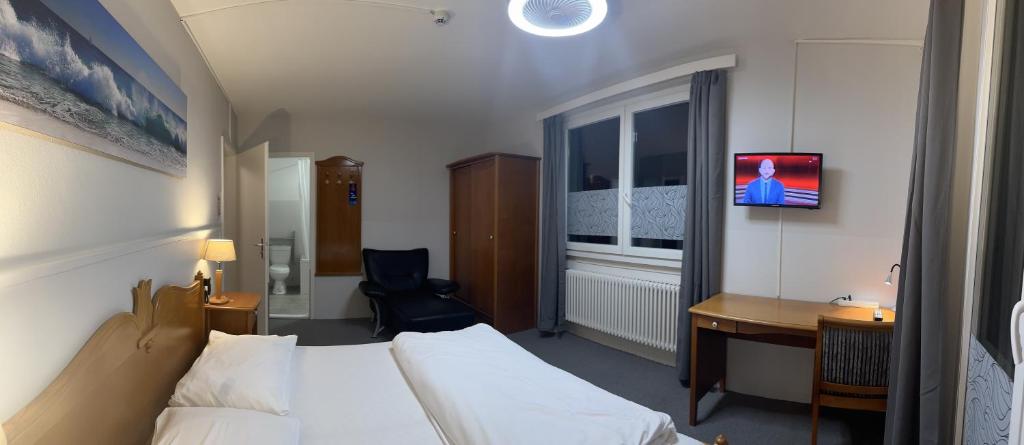 Postel nebo postele na pokoji v ubytování Hotel Rheinfall