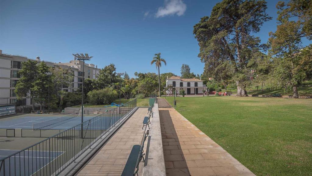 Tenis a/nebo squash v ubytování Upscale, spacious & peacefull 3-bedroom apartment nebo okolí