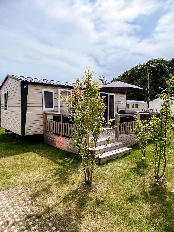 a small house with a porch and a deck at De Strandhoed Drenthe - Bos & Meer in Gasselte