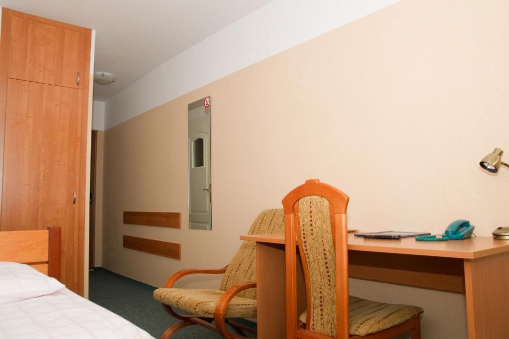 Łóżko lub łóżka w pokoju w obiekcie Hotel Konin