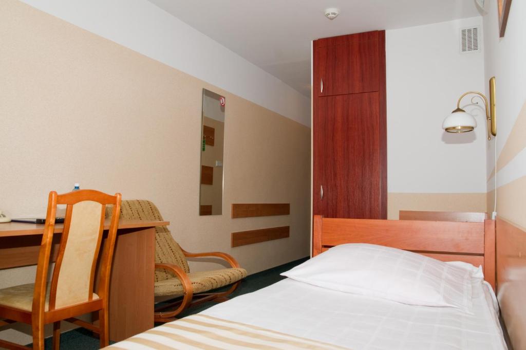 Łóżko lub łóżka w pokoju w obiekcie Hotel Konin