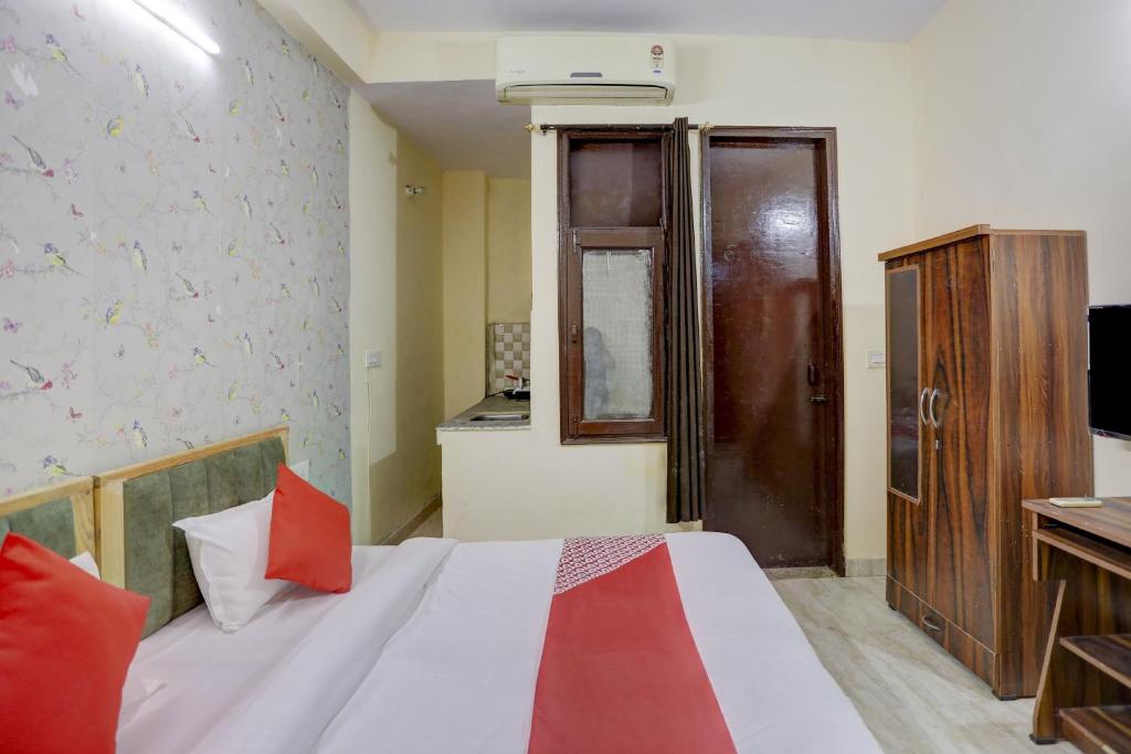 Postel nebo postele na pokoji v ubytování Hotel O Classic Inn