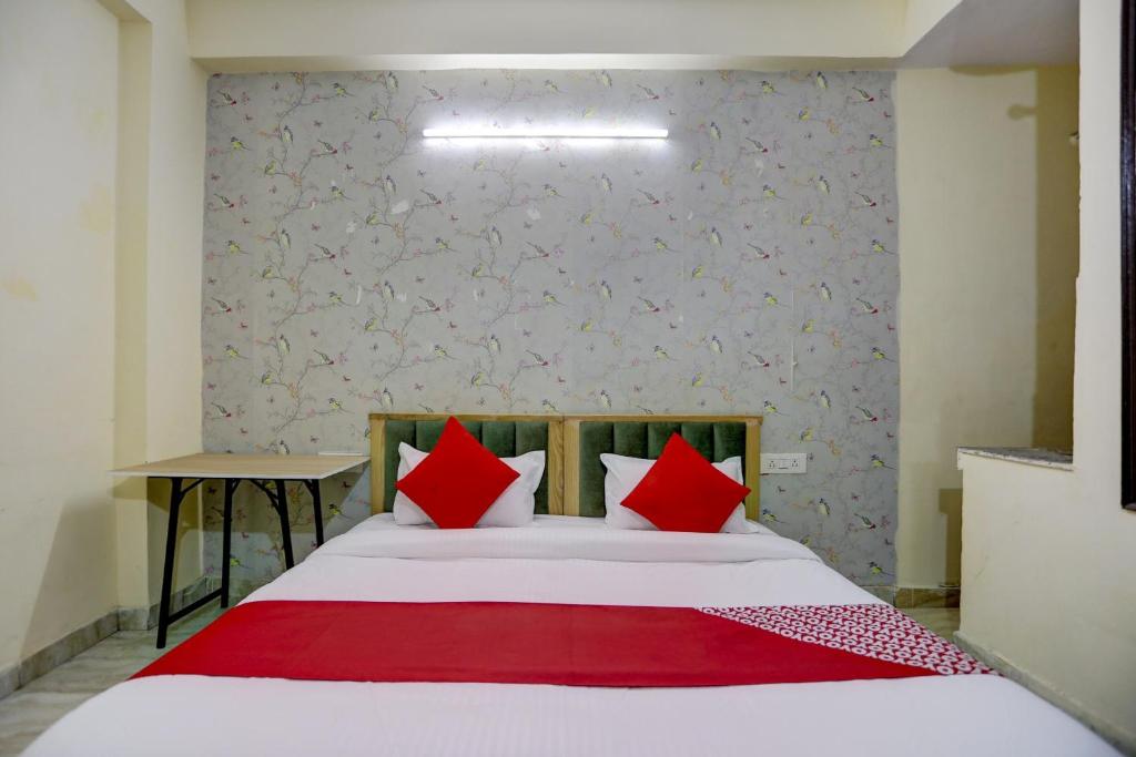 Postel nebo postele na pokoji v ubytování Hotel O Classic Inn