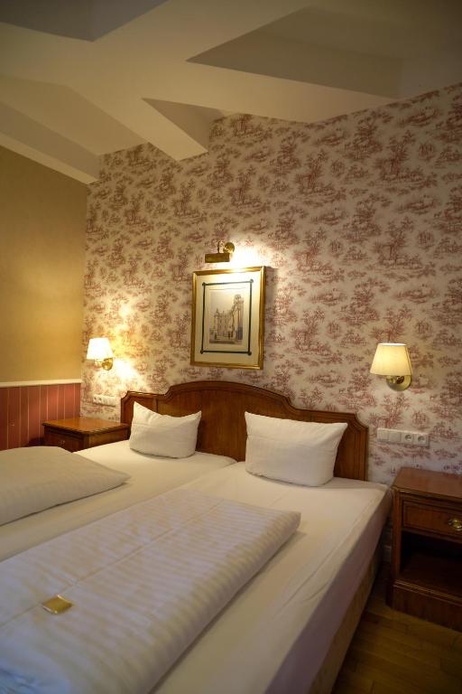 Postel nebo postele na pokoji v ubytování Klosterhotel Wöltingerode