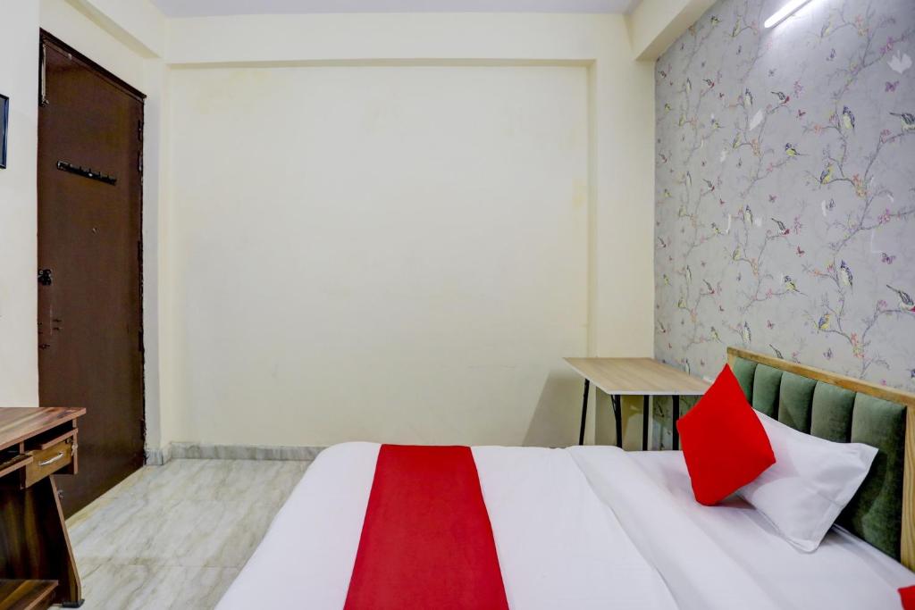 Postel nebo postele na pokoji v ubytování Hotel O Classic Inn