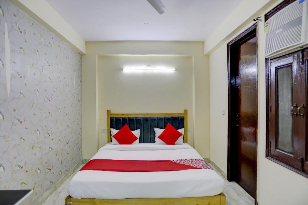 Postel nebo postele na pokoji v ubytování Hotel O Classic Inn