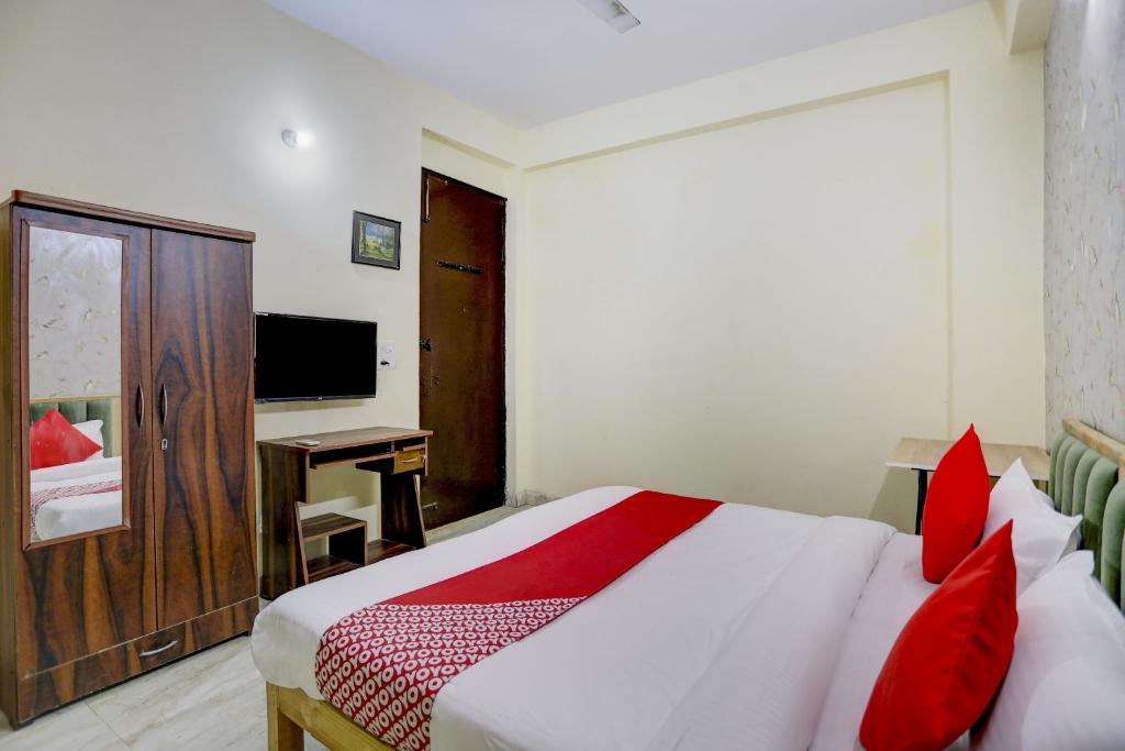 Postel nebo postele na pokoji v ubytování Hotel O Classic Inn