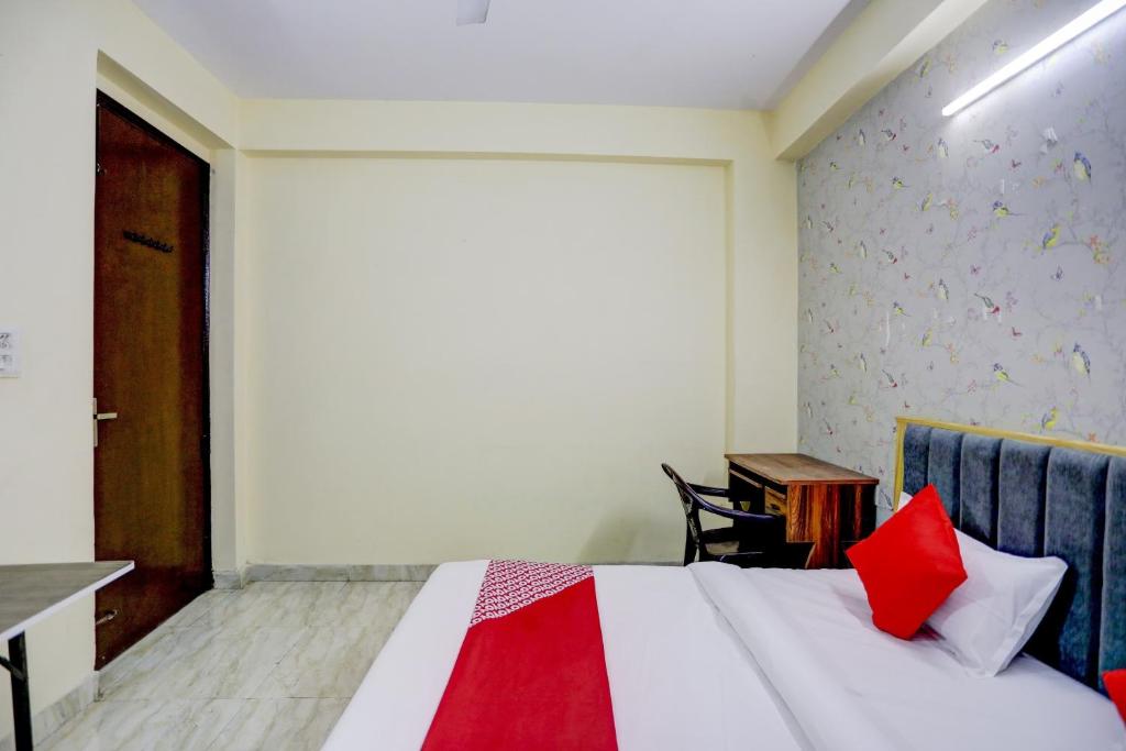 Postel nebo postele na pokoji v ubytování Hotel O Classic Inn