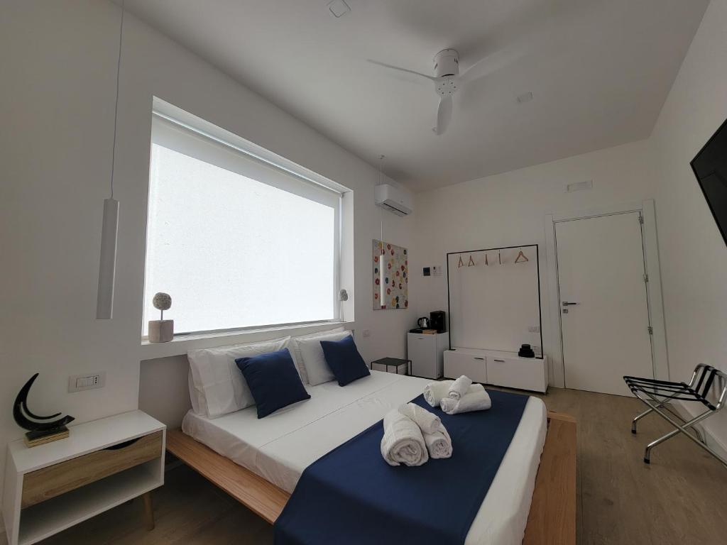 Ένα ή περισσότερα κρεβάτια σε δωμάτιο στο officina23 HOME GALLERY art & wellness SUITE