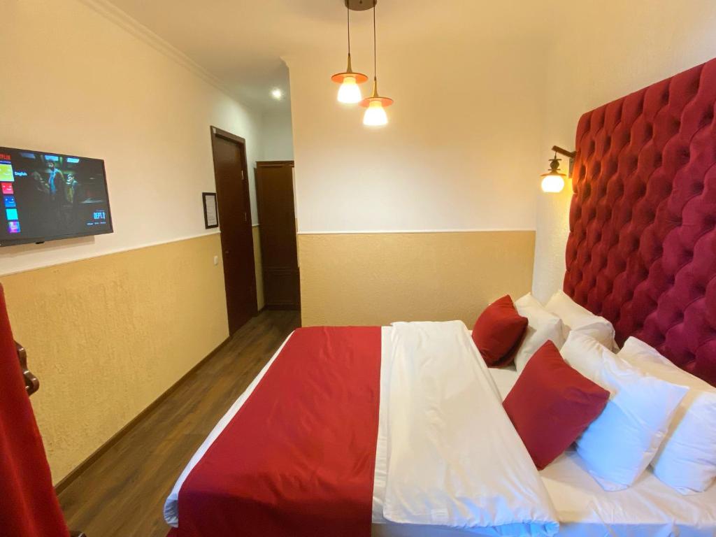 Postel nebo postele na pokoji v ubytování Hotel Orange Kutaisi