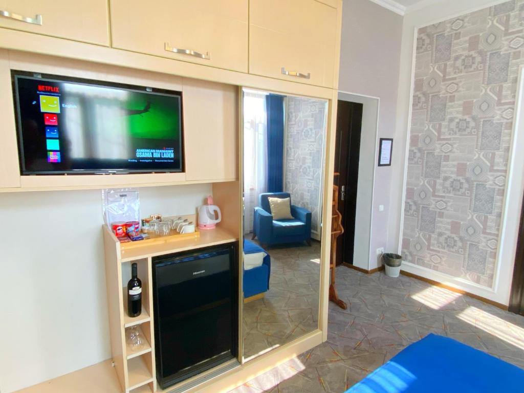 TV a/nebo společenská místnost v ubytování Hotel Orange Kutaisi
