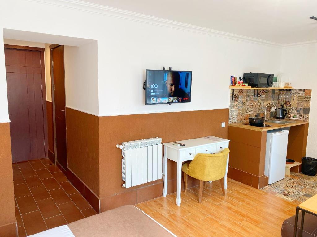 Kuchyň nebo kuchyňský kout v ubytování Hotel Orange Kutaisi