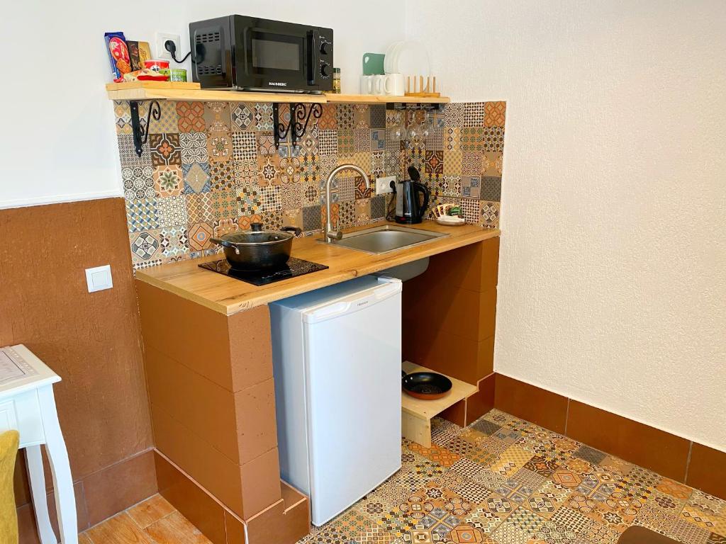 Kuchyň nebo kuchyňský kout v ubytování Hotel Orange Kutaisi