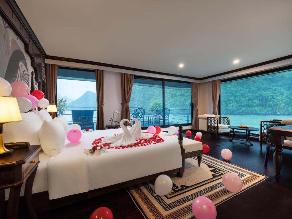 Una cama o camas en una habitación de Era Halong Cruise