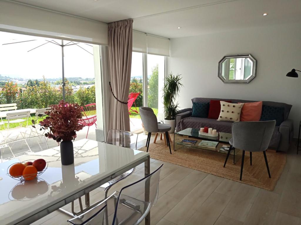 un salon avec un canapé et une table dans l'établissement Casas turísticas Lar Jardín - Parking privado, à Saint-Jacques-de-Compostelle