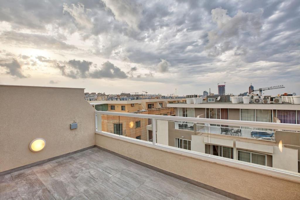 Un balcón con vista a una ciudad en Mercury Residence No15 Penthouse Terrace by Haven & Keys Malta, en Sliema