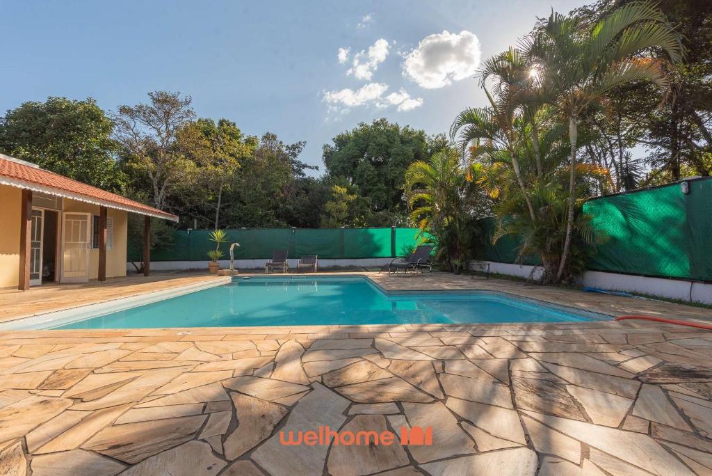 a swimming pool in the backyard of a house at Chácara em São Pedro com piscina e churrasqueira in São Pedro