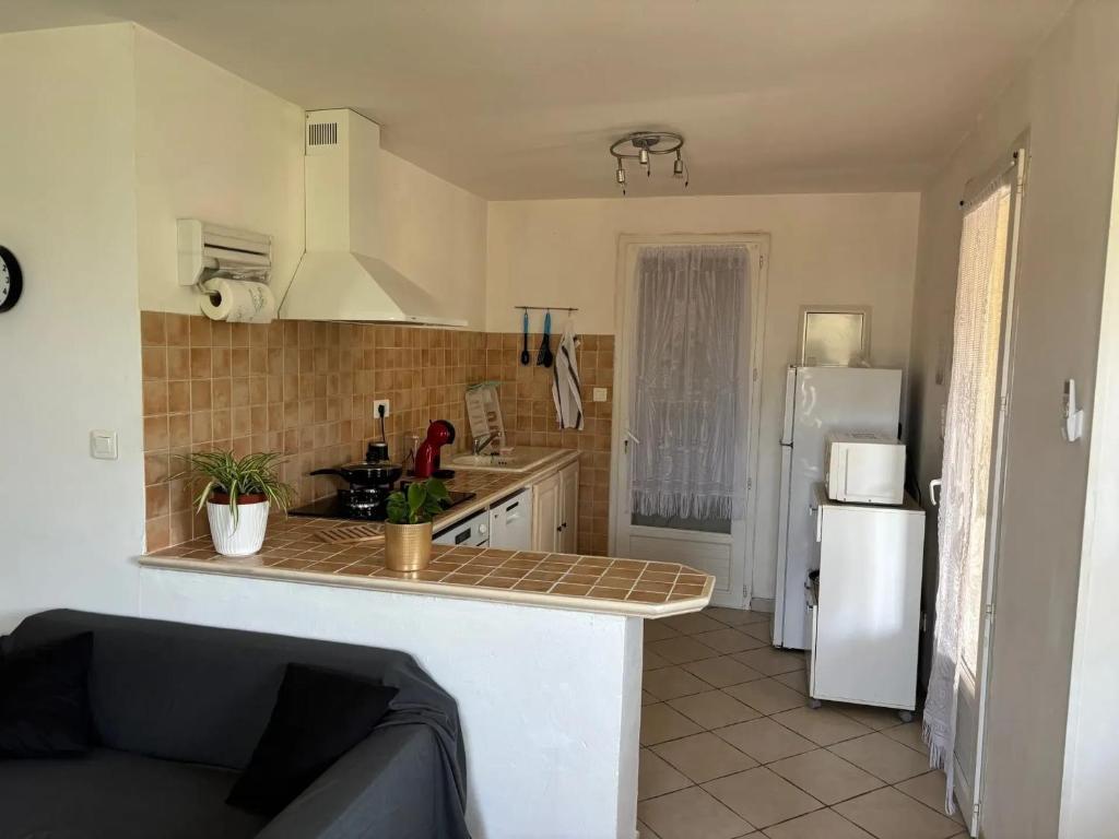 Kuchyňa alebo kuchynka v ubytovaní Maison de charme à Ajaccio avec terrasse et jardin