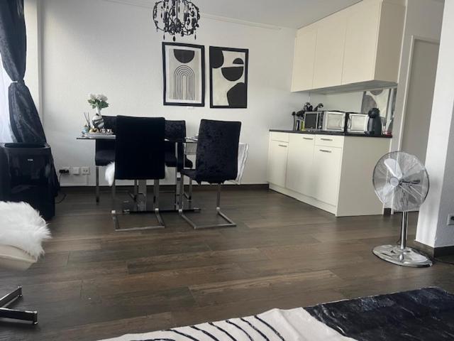 Kuchyň nebo kuchyňský kout v ubytování Executive Suite AC & Free Parking