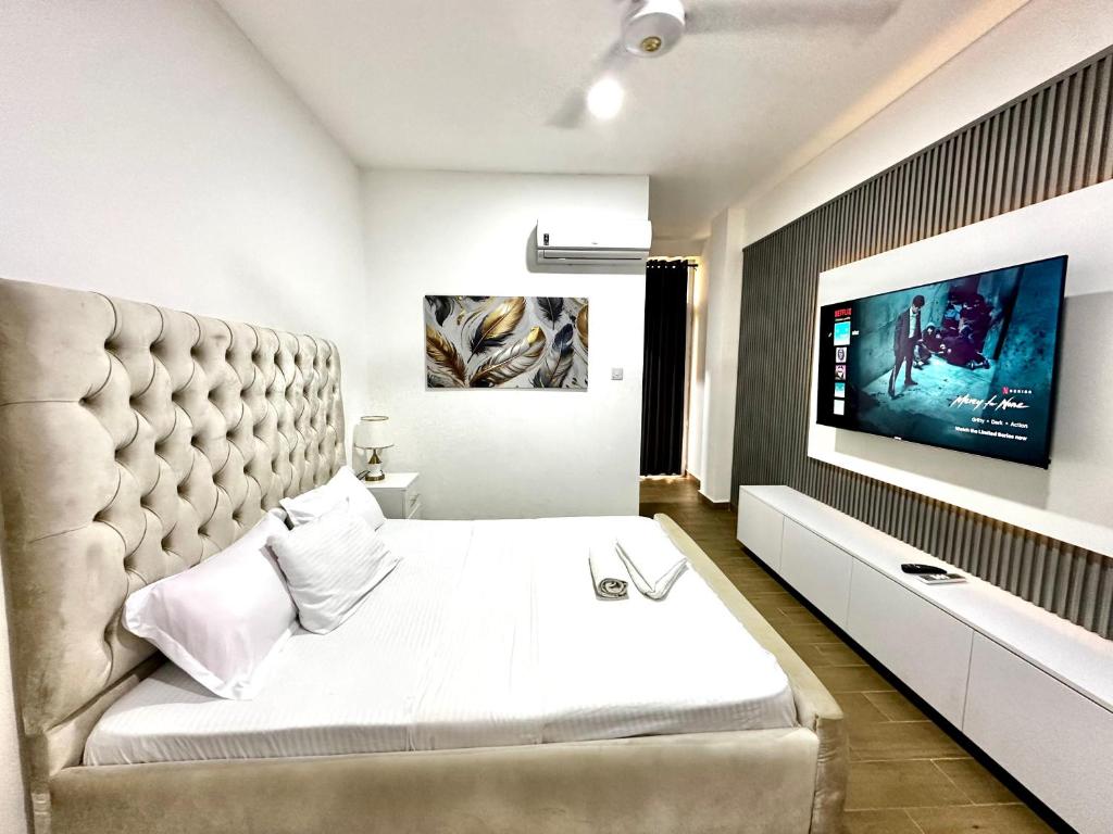 Postel nebo postele na pokoji v ubytování AQUA GARDENS SEAVIEW LUXURY HOMESTAY NYALI Msa