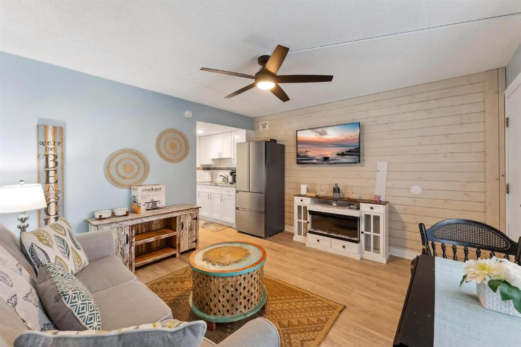 Ruang duduk di 301 Ocean Ave, Unit 311 - The Harbor Light