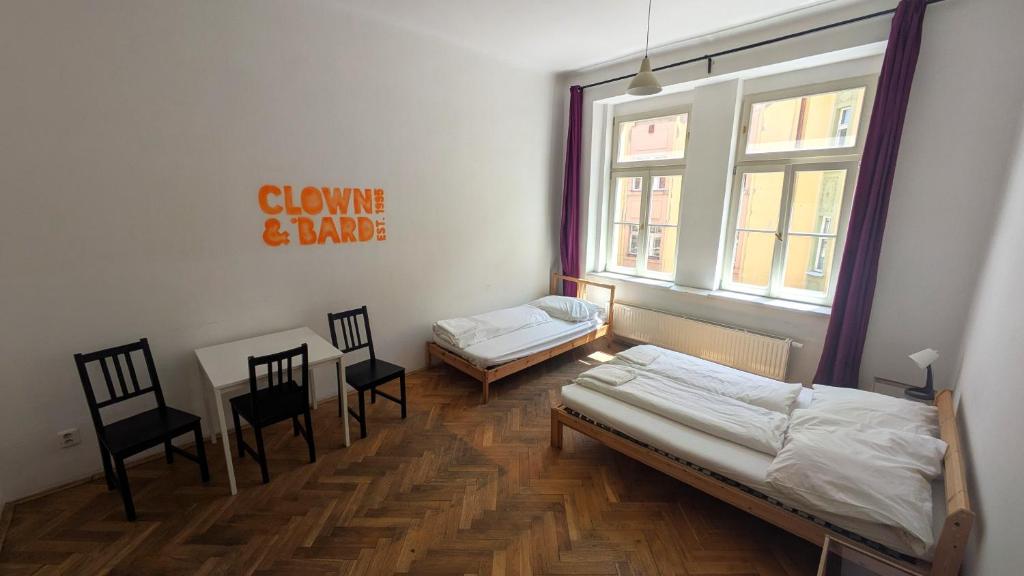 Łóżko lub łóżka w pokoju w obiekcie Clown and Bard Hostel