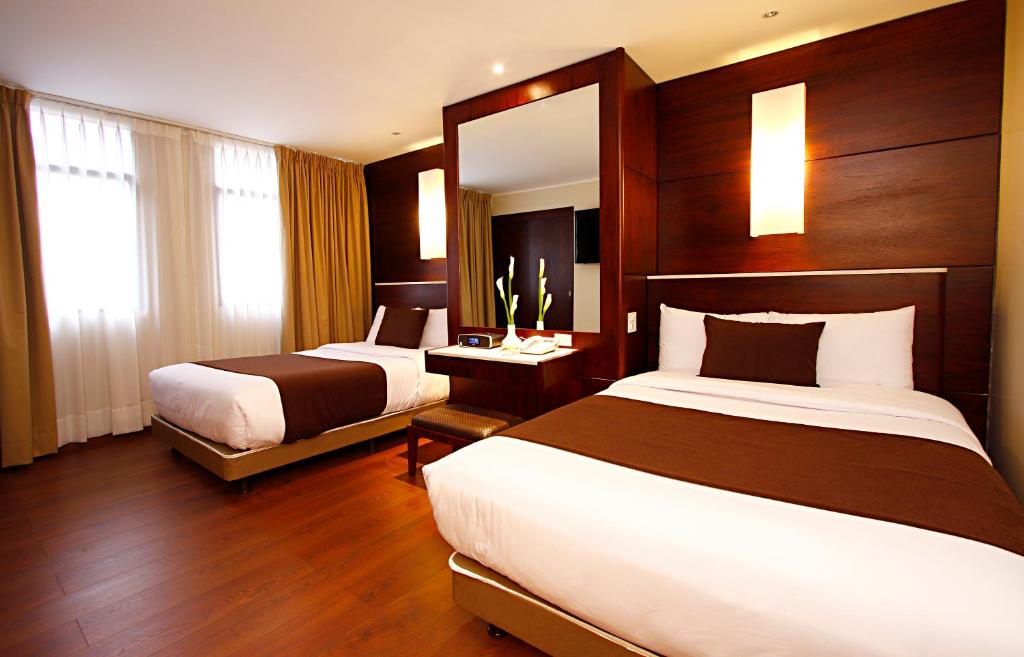Postel nebo postele na pokoji v ubytování Hotel Reina Isabel