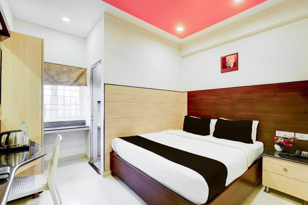 Postel nebo postele na pokoji v ubytování Super Townhouse Chennai Near Airport Formerly Sai Bala Budget