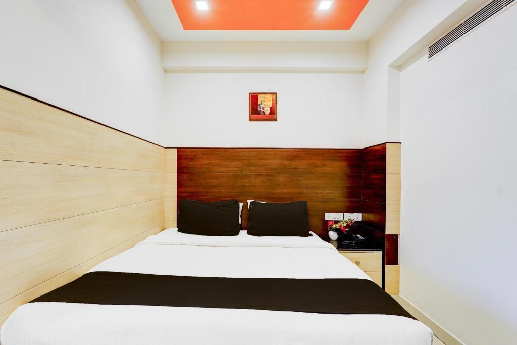 Postel nebo postele na pokoji v ubytování Super Townhouse Chennai Near Airport Formerly Sai Bala Budget