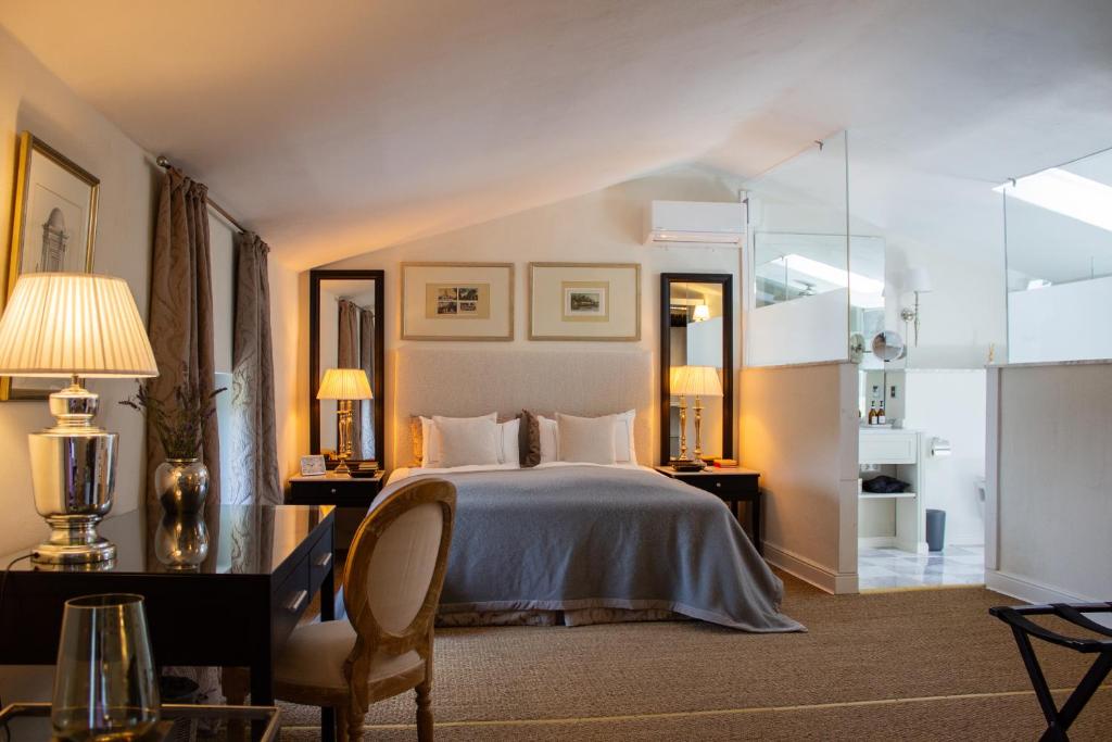 - une chambre avec un lit, deux lampes et une chaise dans l'établissement Villa La Selva, à Marliana