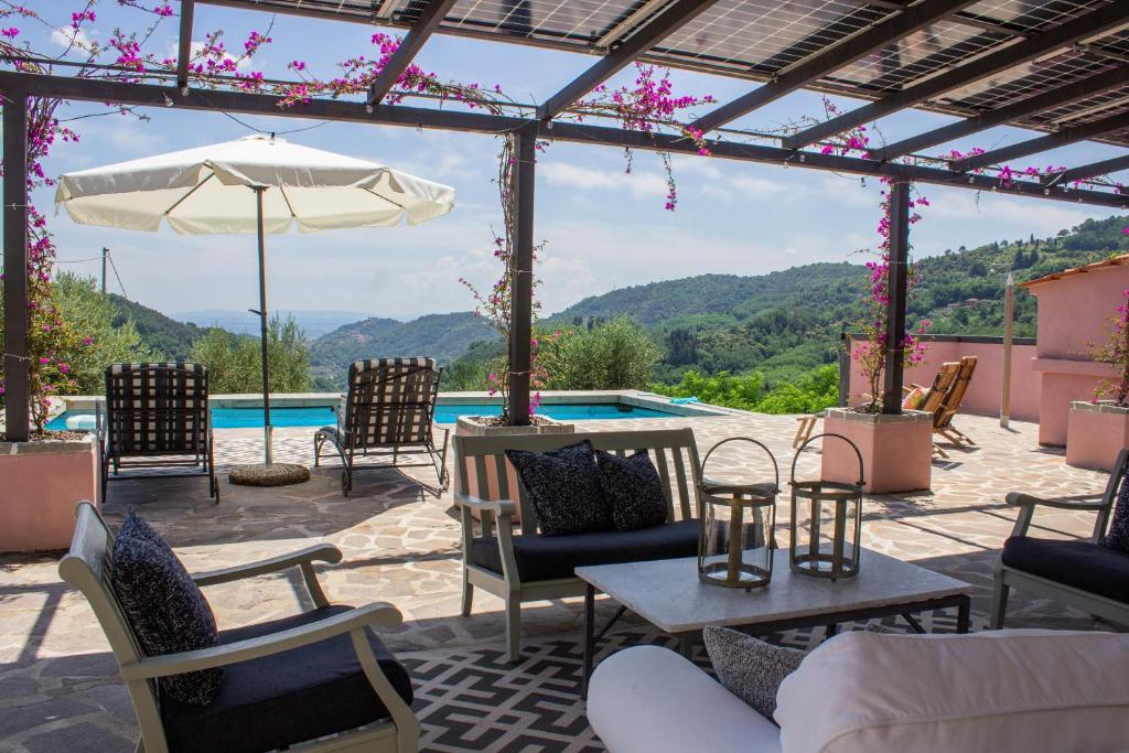 une terrasse avec des chaises, une table et une piscine dans l'établissement Villa La Selva, à Marliana