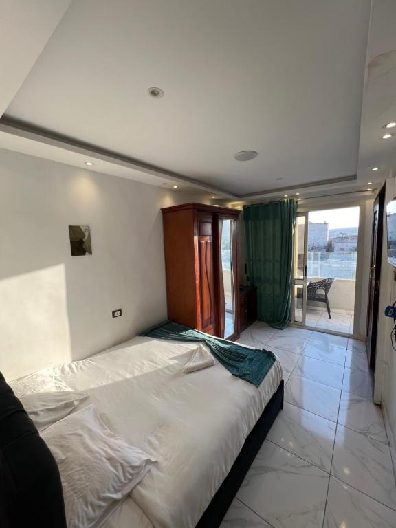 Una cama o camas en una habitación de Middle East Stay & Tours