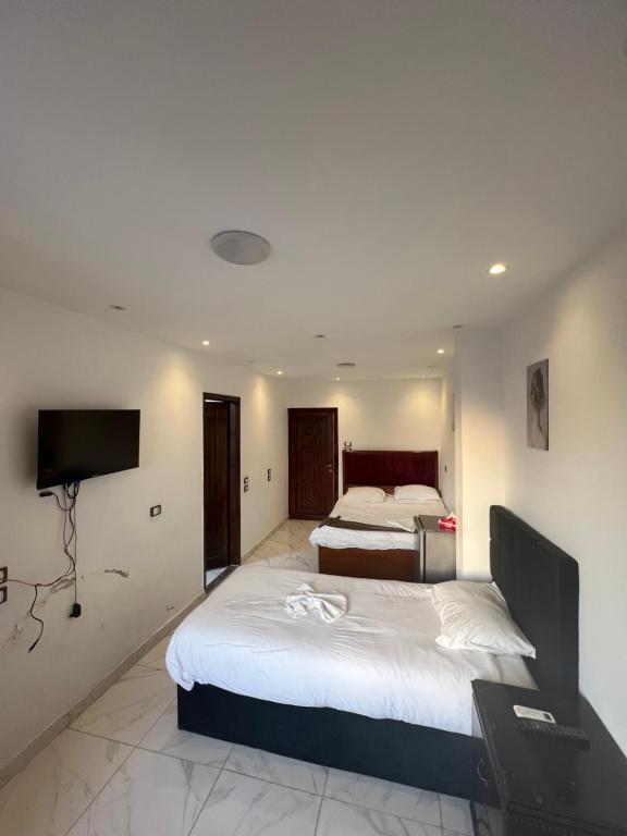 Una cama o camas en una habitación de Middle East Stay & Tours