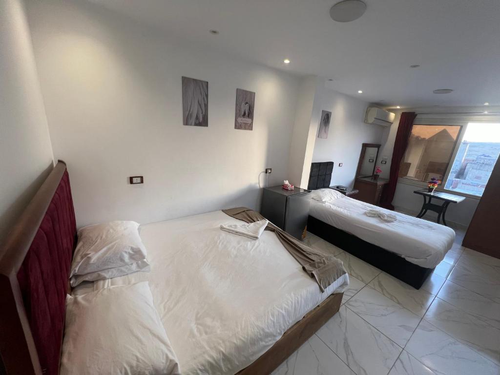 Una cama o camas en una habitación de Middle East Stay & Tours