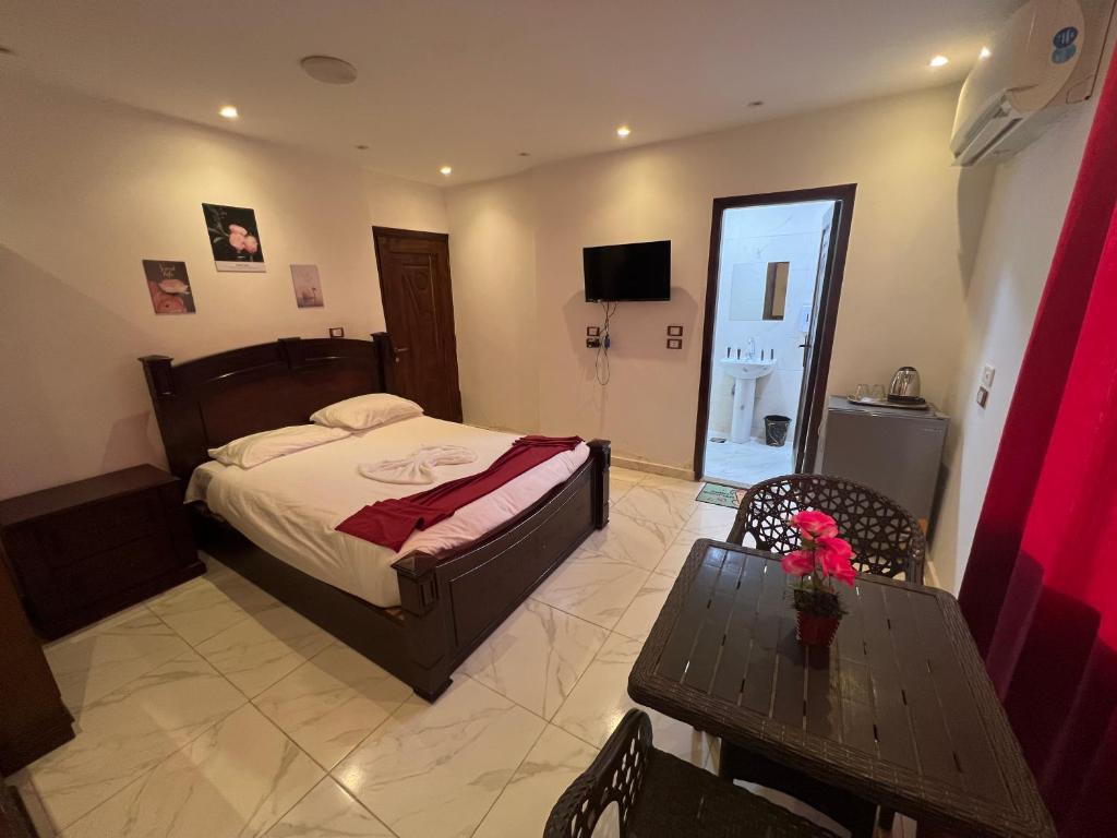 Una cama o camas en una habitación de Middle East Stay & Tours