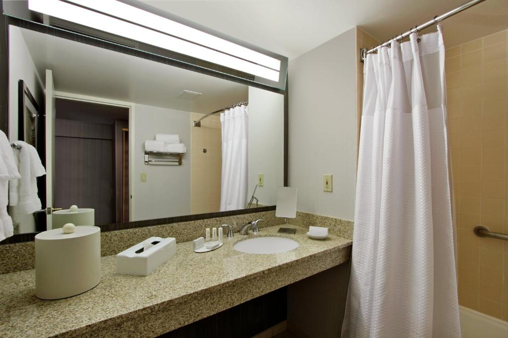 Koupelna v ubytování Courtyard by Marriott Lyndhurst/Meadowlands