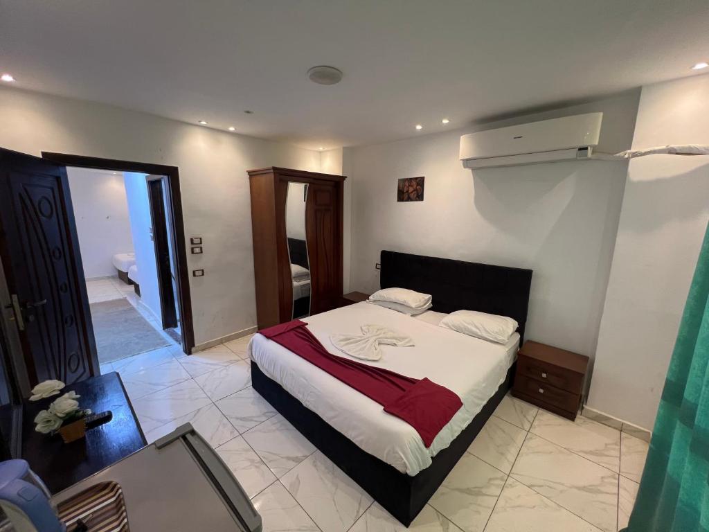 Una cama o camas en una habitación de Middle East Stay & Tours