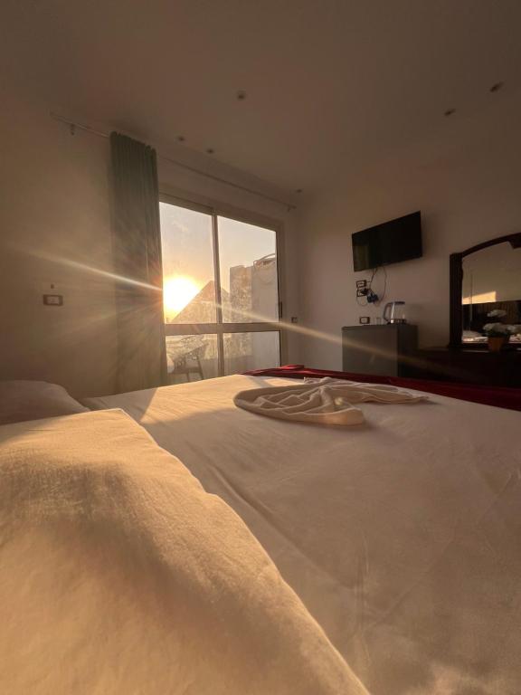 Una cama o camas en una habitación de Middle East Stay & Tours