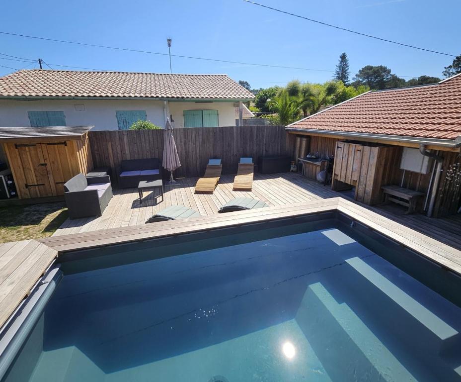una piscina en un patio al lado de una casa en Maison Claouey, en Lège-Cap-Ferret