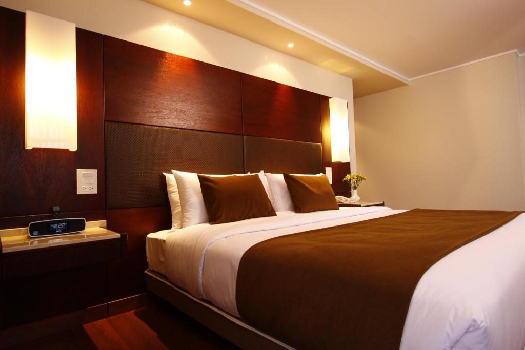 Postel nebo postele na pokoji v ubytování Hotel Reina Isabel