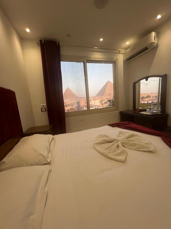 Una cama o camas en una habitación de Middle East Stay & Tours