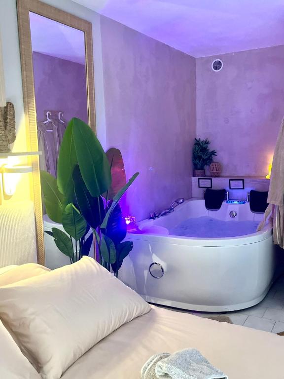 Katil atau katil-katil dalam bilik di Suite Evasion, Baignoire Balneo