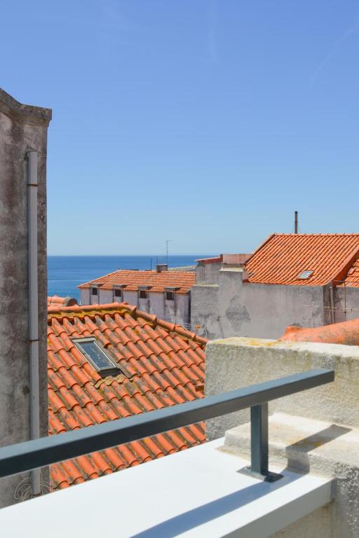 Casa Luminosa - 160m to the beach, located in the Historical Center of Sesimbra